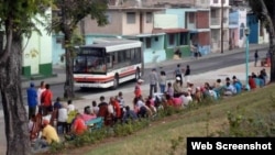 Santiagueros esperan fuera de sus viviendas a que pasen los temblores de tierra.