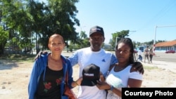 Activistas de organización Delibera en una calle de La Habana con la gorra que promociona el fime Plantados