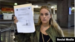 Lillian Tintori muestra el documento mediante el cual le prohibieron la salida de Vebnezuela para reunirse con líderes europeos