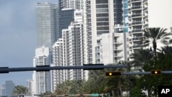 Docenas de edificios de condominios y hoteles de lujo junto a la playa se están hundiendo o asentando de formas inesperadas,