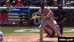 Yoenis Céspedes despega lentamente mientras mira caer su batazo de 419 pies en las gradas del jardín central del parque de los Nacionales de Washington.