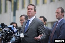 Jeffrey Lichtman, abogado de El chapo, habla a la prensa tras la audiencia de sentencia. ( REUTERS/Brendan McDermid)