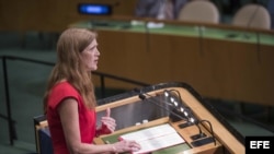 La embajadora estadounidense ante la ONU, Samantha Power, dirigiéndose al pleno de la Asamblea General.