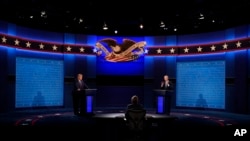 Fotografía de archivo del 29 de septiembre de 2020, Donald Trump y Joe Biden, en un debate presidencial en Cleveland, Ohio. Entre el 10 % y el 14 % de los votantes esperan hasta el día de las elecciones para decidir por quién votar. 