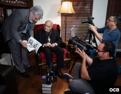 El periodista Alvaro Alba entrevista al obispo de Saint Augustine, Felipe de Jesús Estévez.