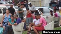 n grupo de ciudadanos cubanos reciben alimentos en la línea fronteriza de Nuevo Laredo (México) con territorio estadounidense este lunes 30 de enero de 2017. Decenas de cubanos se reúnen todos los días frente al Puente Internacional Las Américas de la fro