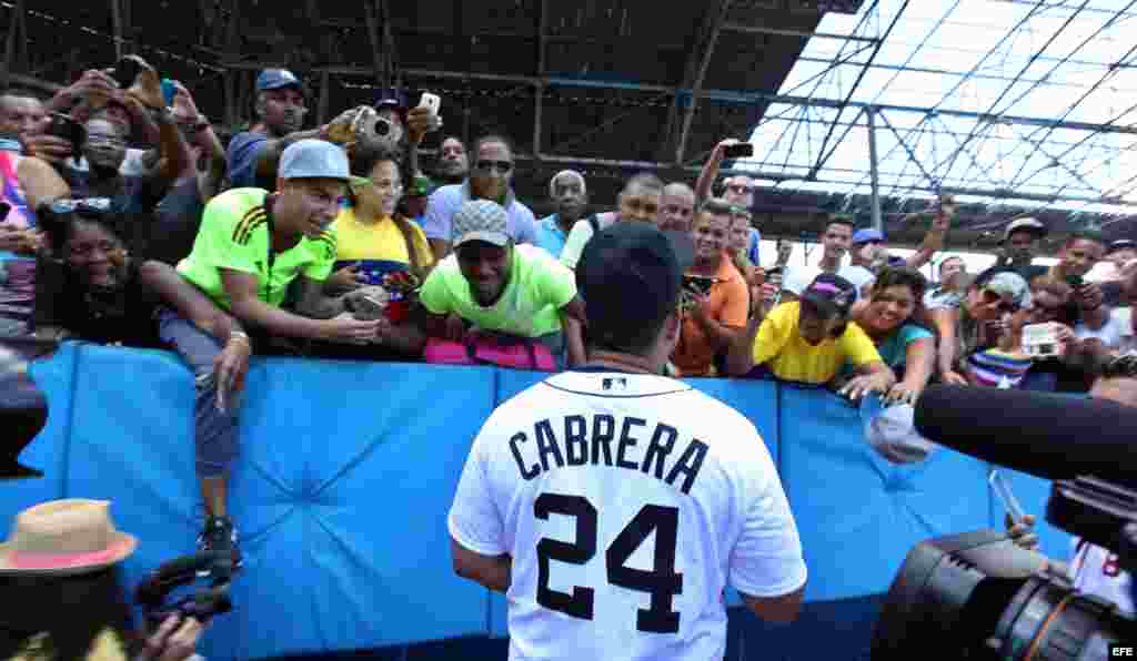 El beisbolista venezolano de Tigres de Detroit Miguel Cabrera saluda a aficionados durante una clase práctica por parte de beisbolistas de las Grandes Ligas a niños cubanos.