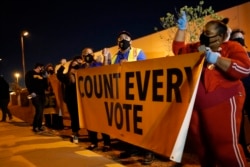 Protesta en apoyo del conteo de todos los votos en Nevada, frente al Departamento de Elecciones del Condado de Clark, en Las Vegas. (AP / John Locher)