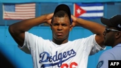 Yasiel Puig durante una sesión de entrenamiento de béisbol infantil en el Estadio Latinoamericano, La Habana, en diciembre de 2015.