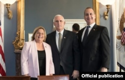 De izq. a der. la congresista Ileana Ros-Lehtinen, el vicepresidente Mike Pence y Mario Díaz-Balart.