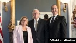 De izq. a der. la congresista Ileana Ros-Lehtinen, el vicepresidente Mike Pence y Mario Díaz-Balart.