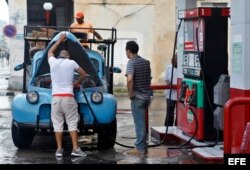 Un hombre abastece de combustible su vehículo en una gasolinera de La Habana.