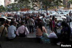 Venezolanos caminan por las calles durante el apagón que hizo colapsar el metro de Caracas en el horario pico.