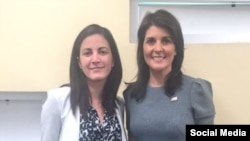 Rosa María Payá (izq.) y Nikki Haley. 