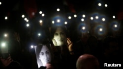 La imagen de la periodista Daphne Caruana Galizia en Malta, el 16 de octubre de 2022, en el quinto aniversario de su muerte.
(REUTERS/Darrin Zammit Lupi).