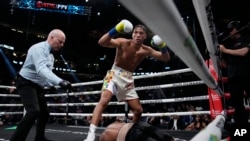 El cubano David Morrell a punto de celebrar su triunfo sobre el brasilero Yamaguchi Falcao el 22 de abril de 2023 en Las Vegas. (AP Photo/John Locher).