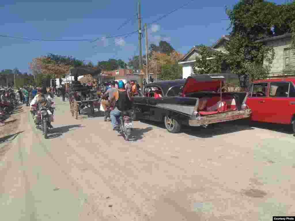 Colas para comprar gasolina en Velasco, Holgu&#237;n. (Foto: Sorania Cruz Rosales)