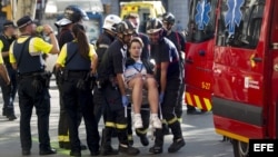 Traslado de uno de los afectados por el atentado ocurrido en las Ramblas de Barcelona, un atropello masivo en el que una furgoneta ha arrollado a varios peatones.