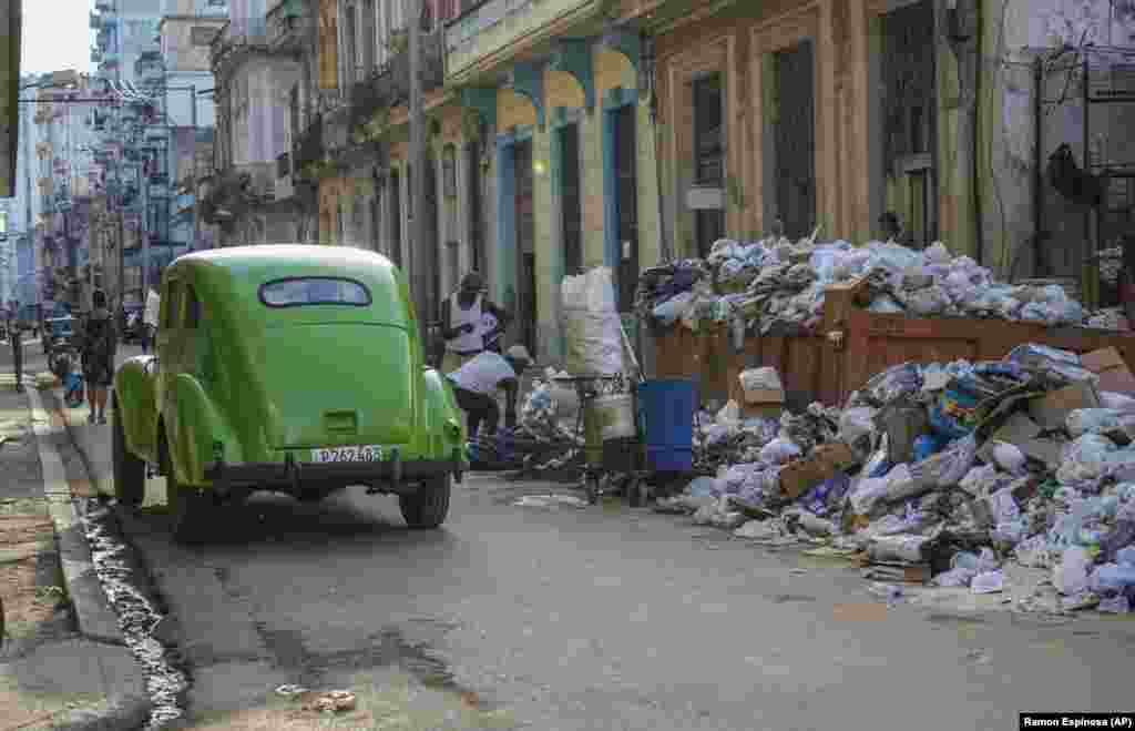 Un contenedor desbordado de basura, en una calle de la capital cubana. Los servicios de recogida de desperdicios son deficientes a lo largo de todo el país, generando la acumulación de basura en la vía pública.&nbsp;