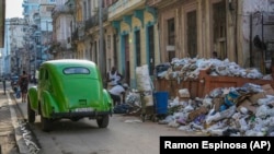 Las autoridades hablan de "la importancia del saneamiento del entorno y la eliminación de criaderos de mosquitos" pero el país no cuenta con recursos para recoger la basura.