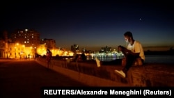 Un cubano se conecta a Internet desde el Malecón de La Habana. (REUTERS/Alexandre Meneghini/Archivo)