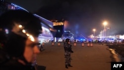 Autoridades policiales desplegadas tras el atentado en Crocus City Hall, Krasnogorsk, en las afueras de Moscú, el 22 de marzo de 2024. (Foto de Alexander Avilov / Moskva News Agency / AFP).