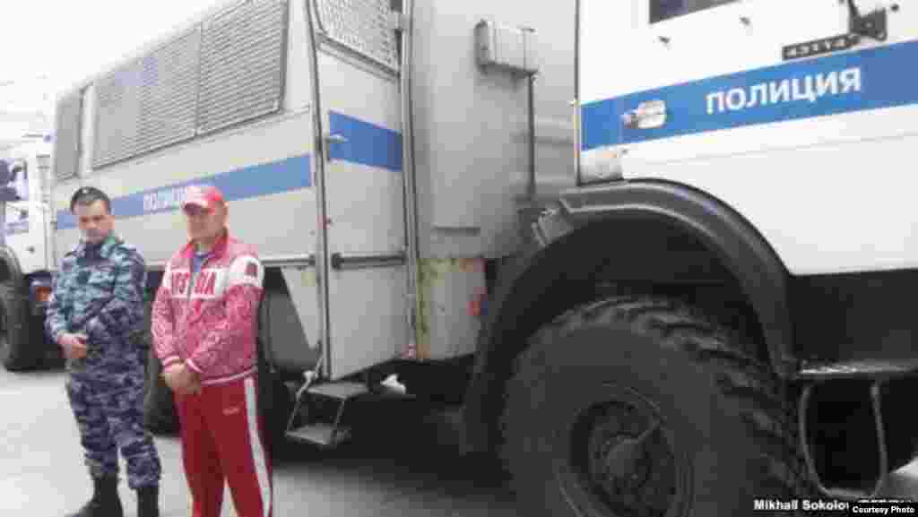 Policías rusos con uniforme y vestido con uniforme deportivo.