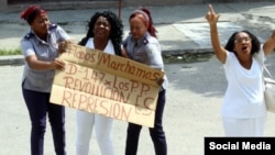 La Dama de Blanco Berta Soler (al centro) detenida por las fuerzas del Ministerio del Interior (Archivo. Twitter).