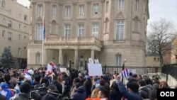 Una manifestación ante la embajada de Cuba en Washington. Foto Michelle Sagué.