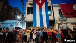 Policías custodian la reapertura de un mercado en La Habana. REUTERS/Alexandre Meneghini