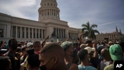 Una de las protestas antigubernamentales del 11 de julio de 2021 en Cuba se dio frente al Capitolio, sede de la Asamblea Nacional del Poder Popular.