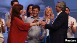 La ex presidenta Cristina Fernández de Kirchner y el presidente electo, Alberto Fernández, celebran el domingo su triunfo en las elecciones (Foto: Agustín Marcarian/Reuters).