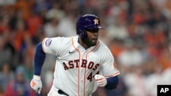 El cubano Yordan Alvarez, de los Astros de Houston, durante la octava entrada del Juego 1 de la Serie de Campeonato de la Liga Americana de Béisbol (AP Foto/David J. Phillip)