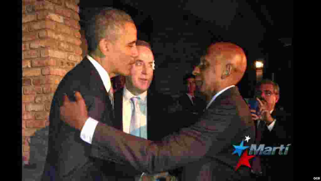 Momento en que el presidente Barack Obama saluda al disidente Guillermo Fariñas