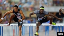 Orlando Ortega (i) de España y Omar McLeod (d) de Jamaica durante la prueba de 110m con vallas de la Liga de Diamante hoy, 25 de agosto de 2016, en el Estadio Olímpico de la Pontaise en Lausana (Suiza).