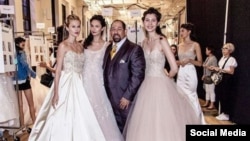 Lázaro posa junto a sus modelos. Tomado de @lazarobridal