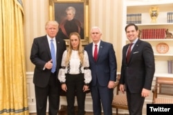 El presidente Donald Trump junto a Lilian Tintori, esposa de Leopoldo López, Marco Rubio y el vicepresidente Pence.