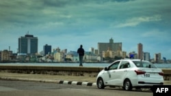 Una patrulla de la policía vigila el Malecón de La Habana. (Yamil Lage/AFP/Archivo)