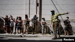 Un soldado organiza una cola para comprar alimentos en La Habana. REUTERS/Alexandre Meneghini