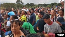 Venezolanos cruzan el Puente Internacional Simón Bolívar hacia Colombia. (@gabyarellanoVE)