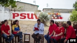 El presidente encargado de Venezuela y candidato a las elecciones presidenciales, Nicolás Maduro (c), habla durante un acto político en Sabaneta (Venezuela) pueblo natal del fallecido presidente Hugo Chávez.