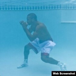 Erislandy Lara entrena bajo el agua.