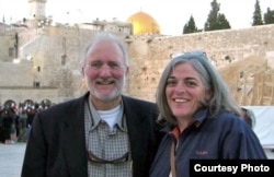 Alan y Judy Gross en Jerusalén, antes de su prisión en Cuba.