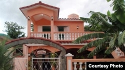 Las casas de los cubanos que han hecho algún dinero se distinguen porque no están despintadas ni desconchadas.