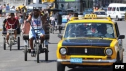 Mientras algunas personas se movilizan por las calles de La Habana en Bicitaxis (i) los taxistas intentan recuperar el terreno perdido...