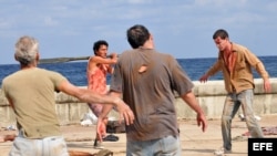 El actor Alexis Díaz de Villegas (c) durante el rodaje de la coproducción cubano española "Juan de los muertos".