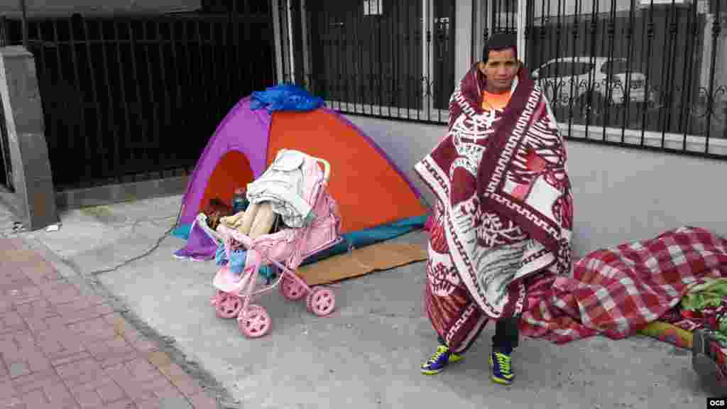 Cubanos pernoctan frente a la Embajada de México en Quito, Ecuador, para exigir una salida a su situación migratoria. 