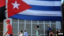 Carteles, banderas e imágenes en las calles cubanas.