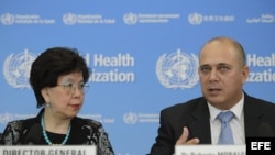 La directora general de la Organización Mundial de la Salud (OMS), Margaret Chan (i), y el ministro de Salud Pública de Cuba, Roberto Morales Ojeda (d), habla durante una rueda de prensa en la sede de la OMS en Ginebra (Suiza), el 12 de septiembre de 2014