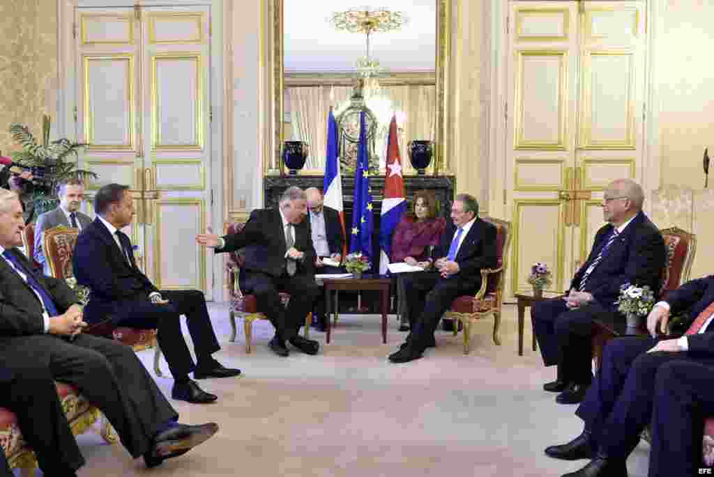 Gerard Larcher (c-i), presidente del Senado francés, y Raúl Castro (c-d), en el Senado en París.